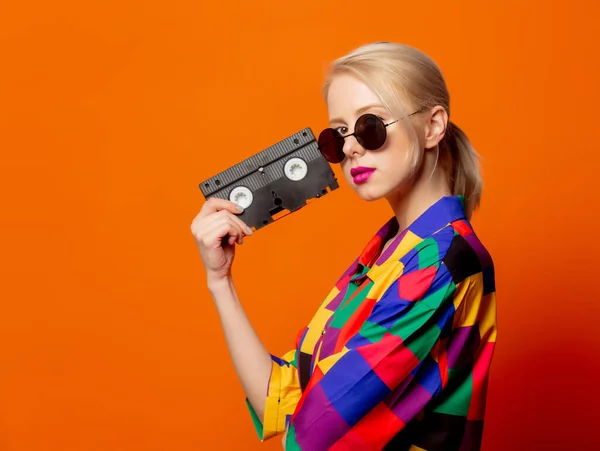 Stijl Blond Jaren Kleding Met Vhs Cassette Oranje Achtergrond — Stockfoto