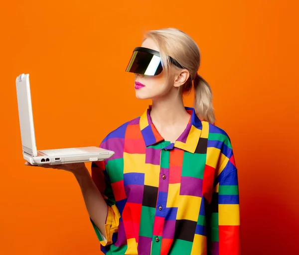 Stijl Blond Jaren Kleding Met Notebook Bril Oranje Achtergrond — Stockfoto