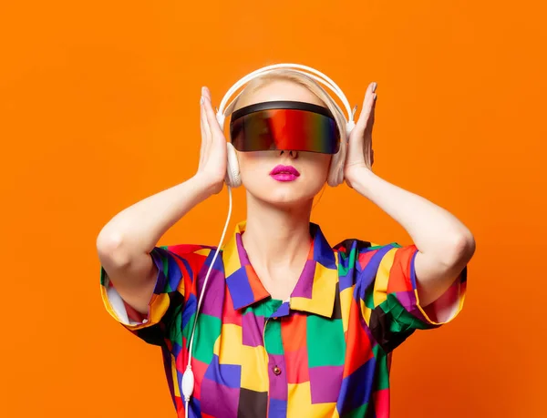 Styl Blondynka Latach Tych Ubrania Okularami Słuchawki Pomarańczowym Tle — Zdjęcie stockowe
