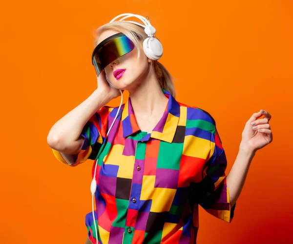 Stylische Blondine 90Er Jahre Klamotten Mit Brille Und Kopfhörer Auf — Stockfoto