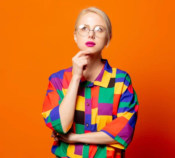 Estilo Rubia Década 1990 Camisa Gafas Sobre Fondo Naranja — Foto de Stock