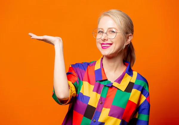 Stijl Blond Jaren Shirt Bril Oranje Achtergrond — Stockfoto