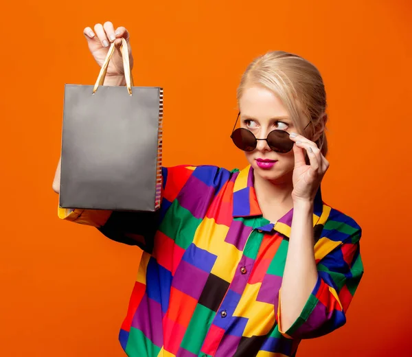 Bionda Stile Camicia Anni Occhiali Sole Con Shopping Bag Sfondo — Foto Stock