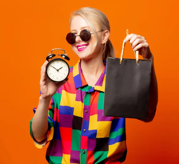 Stil Blond Talet Skjorta Och Glasögon Med Shoppingväska Orange Bakgrund — Stockfoto