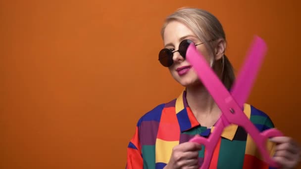 Stylowa Blondynka Koszuli Lat Tych Dużymi Nożyczkami — Wideo stockowe