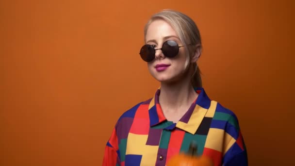 Chemise Style Blonde Dans Les Années Avec Citrouille Sur Fond — Video