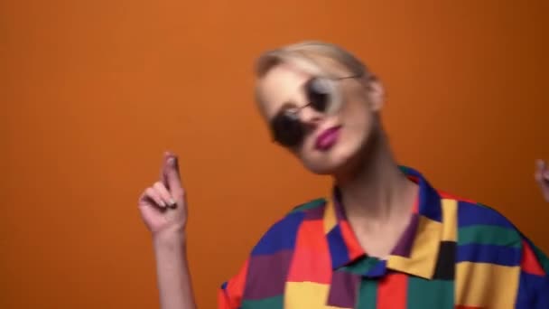 Style Blonde Dans Les Années Chemise Danse — Video