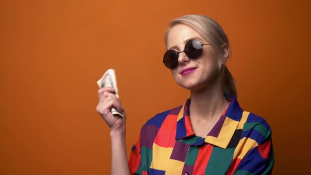 Stil Blond Tals Skjorta Med Pengar — Stockvideo