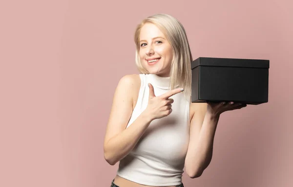 Portret Van Blond Top Met Zwarte Geschenkdoos Roze Achtergrond — Stockfoto
