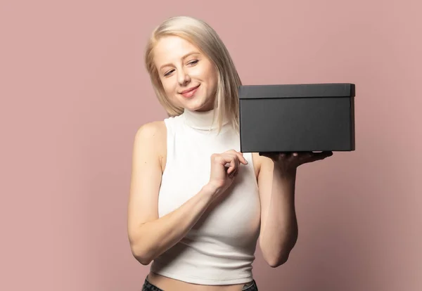Portret Van Blond Top Met Zwarte Geschenkdoos Roze Achtergrond — Stockfoto