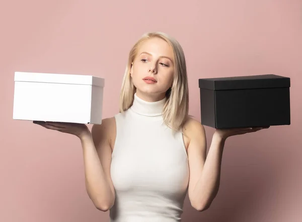 Retrato Rubia Parte Superior Con Cajas Regalo Blanco Negro Sobre — Foto de Stock