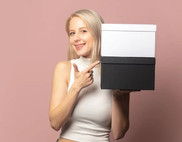 Portret Van Blond Top Met Zwart Wit Geschenkdoosjes Roze Achtergrond — Stockfoto