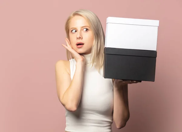 Portret Van Blond Top Met Zwart Wit Geschenkdoosjes Roze Achtergrond — Stockfoto