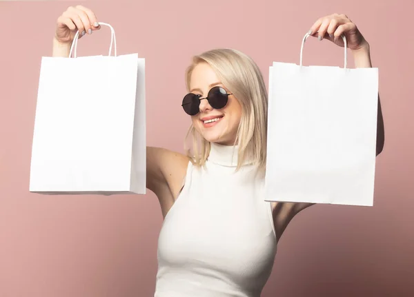 Blond Toppen Med Shoppingväskor Rosa Bakgrund — Stockfoto