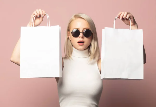 Rubia Parte Superior Con Bolsas Compras Sobre Fondo Rosa —  Fotos de Stock