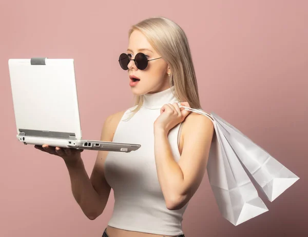 Stylische Blondine Top Mit Einkaufstaschen Und Notizbuch Auf Rosa Hintergrund — Stockfoto