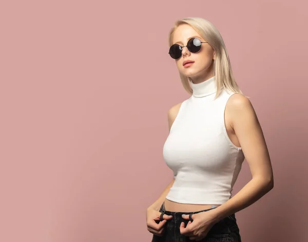 Stylische Blondine Top Und Sonnenbrille Auf Rosa Hintergrund — Stockfoto