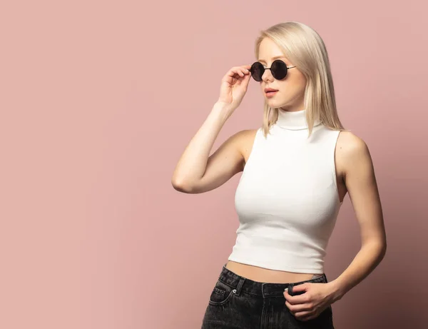 Stylische Blondine Top Und Sonnenbrille Auf Rosa Hintergrund — Stockfoto