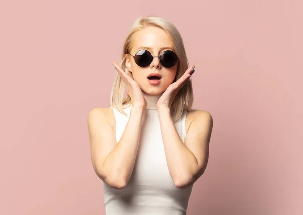 Stijl Blond Top Zonnebril Roze Achtergrond — Stockfoto