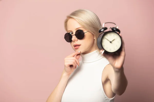 Stijl Blond Top Zonnebril Met Wekker Roze Achtergrond — Stockfoto