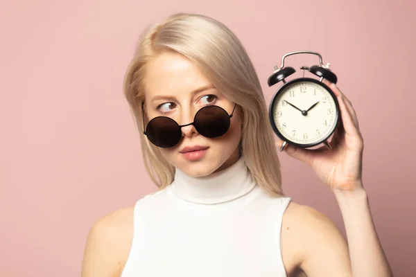 Stijl Blond Top Zonnebril Met Wekker Roze Achtergrond — Stockfoto