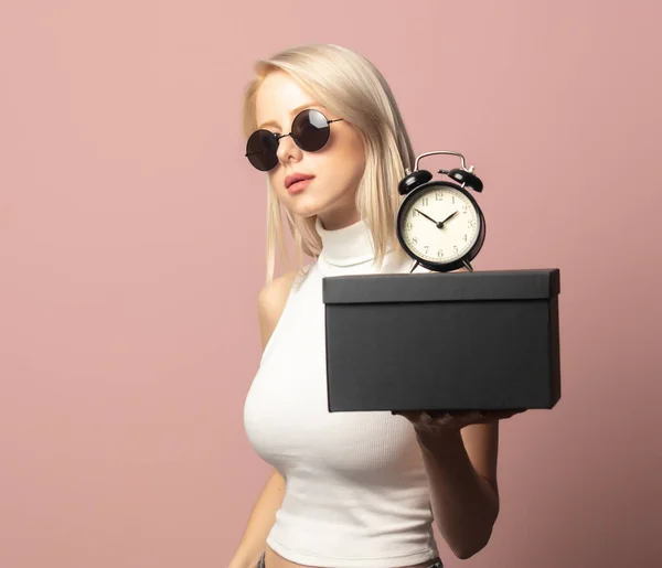 Stijl Blond Top Zonnebril Met Wekker Zwarte Geschenkdoos Roze Achtergrond — Stockfoto