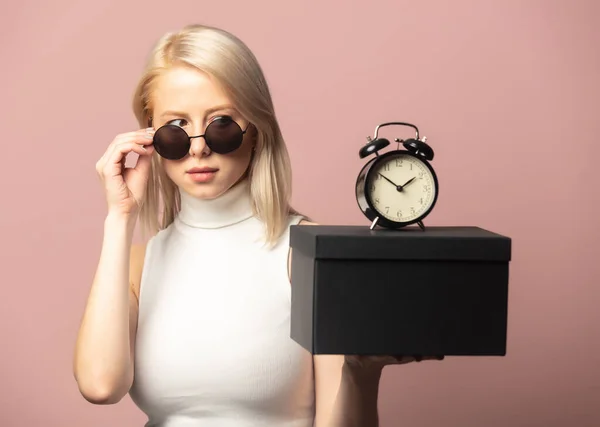 Stijl Blond Top Zonnebril Met Wekker Zwarte Geschenkdoos Roze Achtergrond — Stockfoto