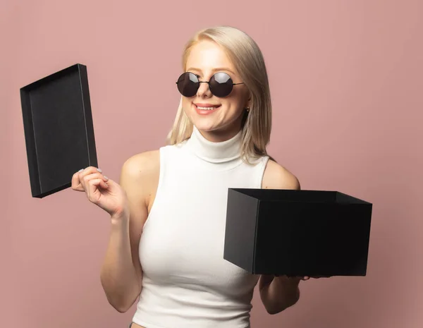Stijl Blond Top Zonnebril Met Zwarte Geschenkdoos Roze Achtergrond — Stockfoto