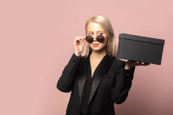 Style Blonde Blazer Lunettes Soleil Avec Boîte Cadeau Noire Sur — Photo