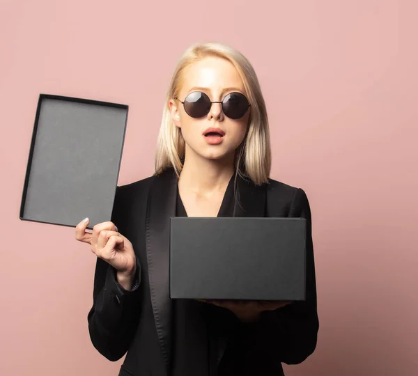 Stijl Blond Blazer Zonnebril Met Zwarte Geschenkdoos Roze Achtergrond — Stockfoto