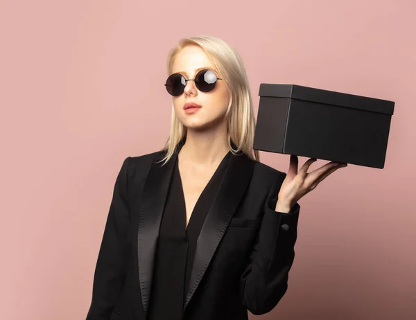 Stylische Blondine Blazer Und Sonnenbrille Mit Schwarzem Geschenkkarton Auf Rosa — Stockfoto