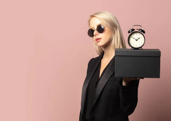 Stijl Blond Blazer Zonnebril Met Zwarte Geschenkdoos Wekker Roze Achtergrond — Stockfoto