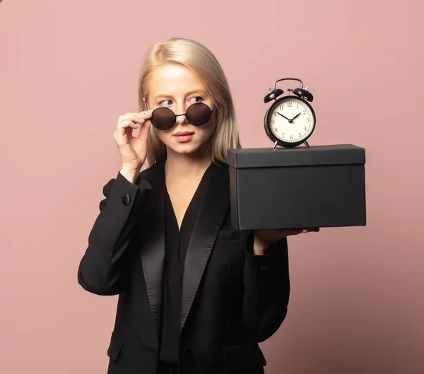 Stijl Blond Blazer Zonnebril Met Zwarte Geschenkdoos Wekker Roze Achtergrond — Stockfoto