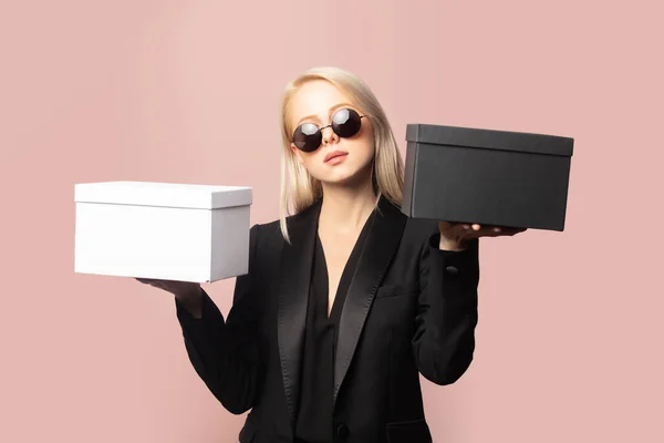 Stijl Blond Blazer Zonnebril Met Geschenkdozen Roze Achtergrond — Stockfoto