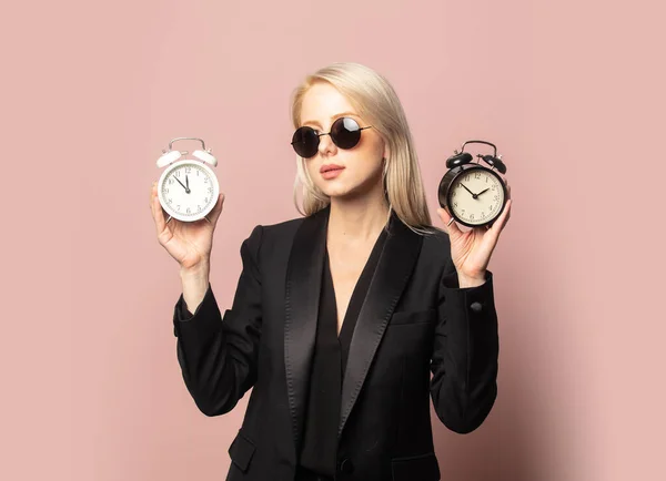 Stil Blond Blazer Och Solglasögon Med Väckarklocka Rosa Bakgrund — Stockfoto