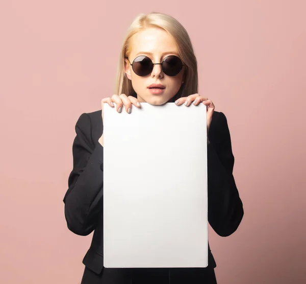 Stylische Blondine Blazer Und Sonnenbrille Mit Papier Auf Rosa Hintergrund — Stockfoto