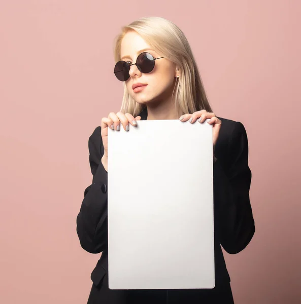 Stylische Blondine Blazer Und Sonnenbrille Mit Papier Auf Rosa Hintergrund — Stockfoto