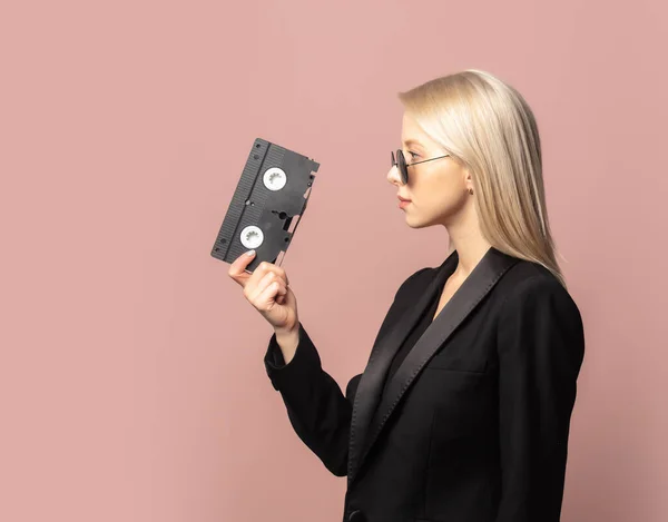 Stijl Blond Zwarte Blazer Met Vhs Tape Roze Achtergrond — Stockfoto