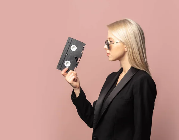 Estilo Rubio Blazer Negro Con Cinta Vhs Sobre Fondo Rosa — Foto de Stock