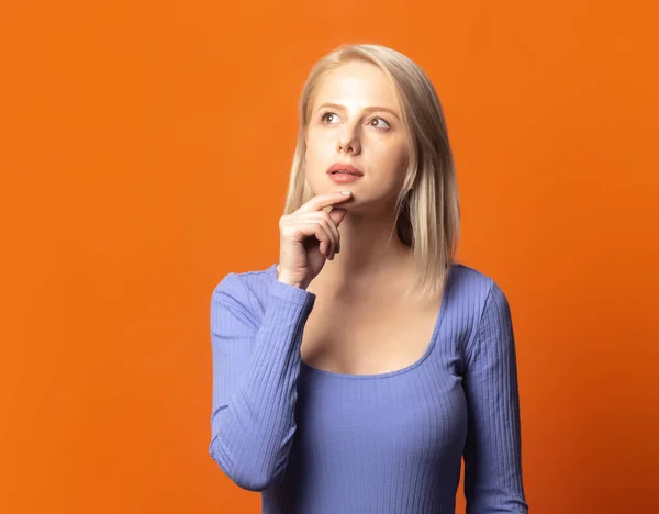 Jolie Blonde Chemisier Bleu Sur Fond Couleur Orange Exubérant — Photo