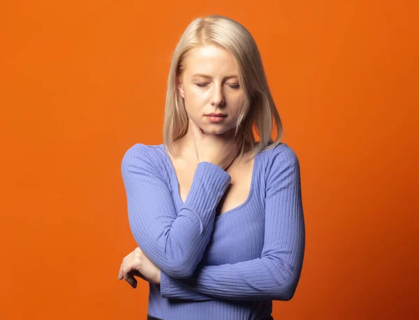 Loira Bonito Blusa Azul Com Dor Garganta Fundo Cor Laranja — Fotografia de Stock