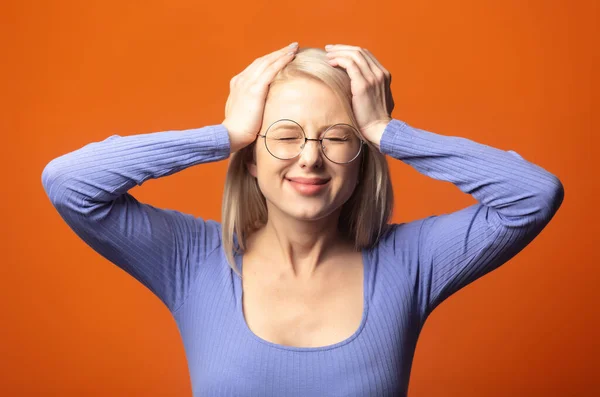 Linda Rubia Blusa Azul Con Dolor Cabeza Sobre Exuberante Fondo — Foto de Stock