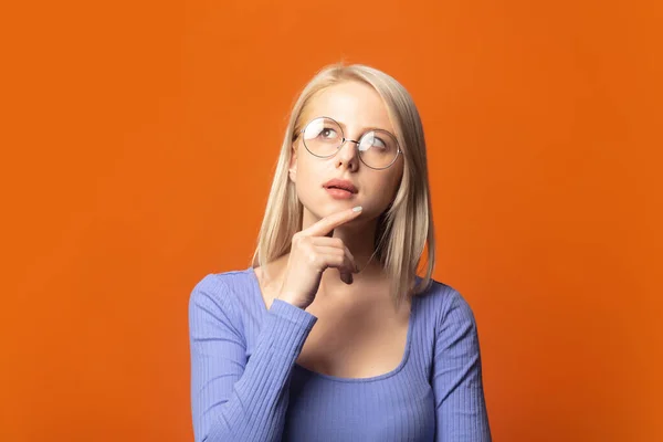 Roztomilé Blondýny Modré Blůze Brýle Bujné Oranžové Pozadí — Stock fotografie