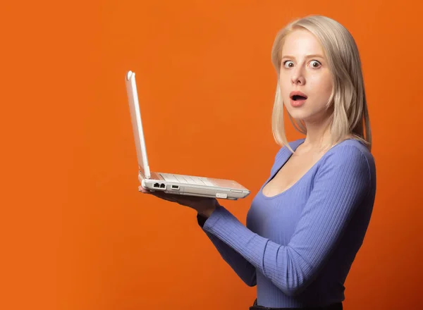 Nette Blondine Blauer Bluse Mit Laptop Computer Auf Üppig Orangefarbenem — Stockfoto