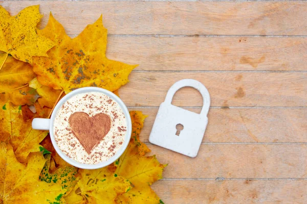 Tarçınlı Bir Kalp Masaya Kilitlenmiş Bir Fincan Kahve Akçaağaç Yaprakları — Stok fotoğraf