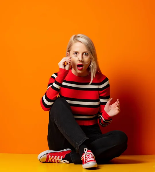 Estilo Hipster Menina Sentado Piso Perto Fundo Laranja — Fotografia de Stock