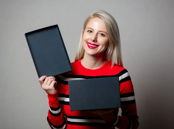 Stile Ragazza Bionda Con Scatola Regalo Nero Sfondo Grigio — Foto Stock