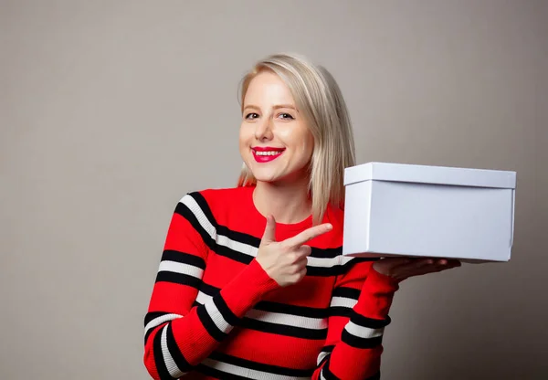 Stijl Lachend Meisje Met Witte Geschenkdoos Grijze Achtergrond — Stockfoto