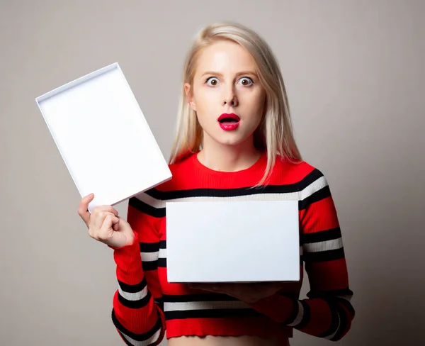 Stil Überrascht Mädchen Mit Weißem Geschenkkarton Auf Grauem Hintergrund — Stockfoto