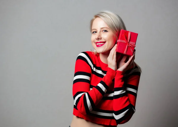 Stijl Blond Rode Trui Met Geschenkdoos Grijze Achtergrond — Stockfoto